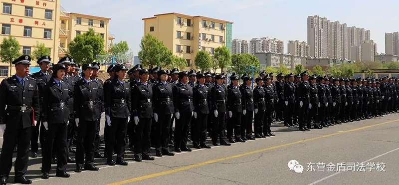 山東東營(yíng)金盾司法學(xué)校舉行2019級(jí)春季班新生軍訓(xùn)匯報(bào)表演暨表彰大會(huì)