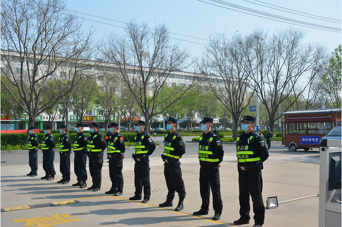 4月15日，德州交通職業(yè)中等專業(yè)學校正式開學。為切實做好返校復課安全防范工作，交通、治安、防暴公安嚴陣以待，做好秩序維護，堅決筑牢校園安全防護網(wǎng)，保障學生安全有序進入校園。學校也設置口罩發(fā)放、健康碼查看、消毒、體溫檢測、安檢等多個崗位，確保返校工作安全無死角。