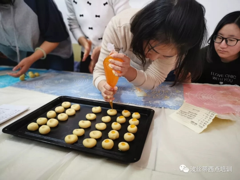 大學生學西點烘焙熱情高，多門手藝多條路~