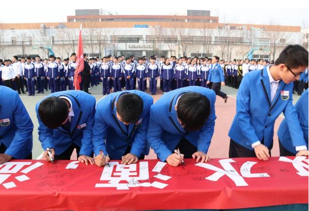 雷鋒日 我們?cè)谛袆?dòng)|山東藍(lán)海職業(yè)學(xué)校雷鋒活動(dòng)月拉開帷幕