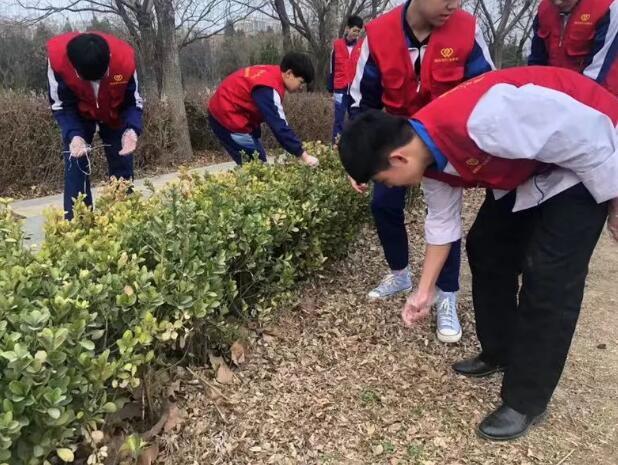 雷鋒日 我們?cè)谛袆?dòng)|山東藍(lán)海職業(yè)學(xué)校雷鋒活動(dòng)月拉開帷幕