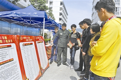 2020年浙江夏季征兵報名,甌海區(qū)人武部干部走進高校開展征兵宣傳