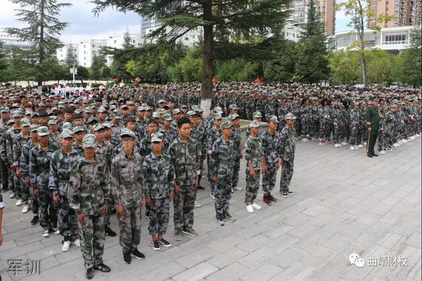 曲靖財經(jīng)學校軍訓