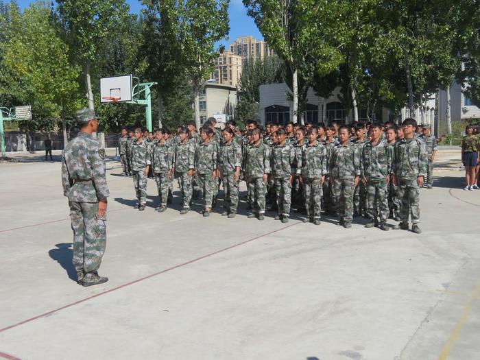 綠花開校園——山東兗礦技師學(xué)院電力部實(shí)行準(zhǔn)軍事化管理