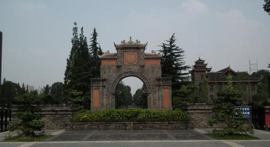 四川大學(xué)附設(shè)華西衛(wèi)生學(xué)校天府校區(qū)校園一角