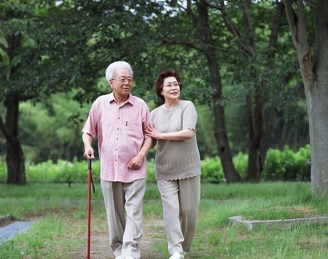 老年人如何預(yù)防骨質(zhì)疏松？青島恒星職業(yè)技術(shù)學(xué)院來幫你！