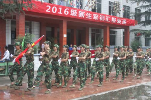 成都市育華職業(yè)學校軍訓匯演