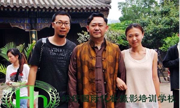 好好國際化妝攝影培訓(xùn)學校校長和明星陶虹、姜武拍照合影留念