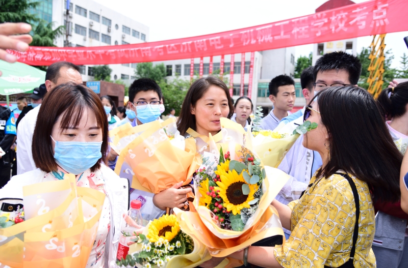 “鮮花與掌聲屬于你們”濟(jì)南電子機(jī)械工程學(xué)校完成中考初三考試工作