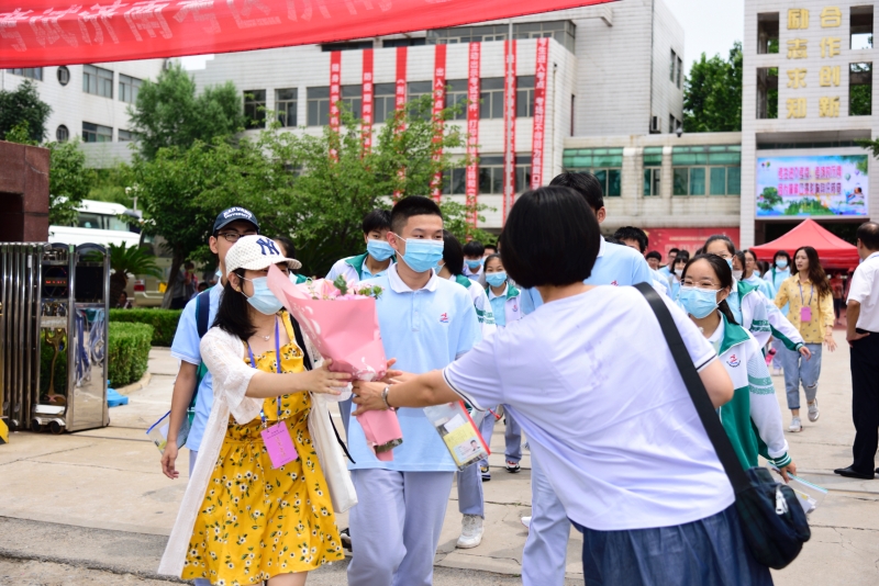 “鮮花與掌聲屬于你們”濟(jì)南電子機(jī)械工程學(xué)校完成中考初三考試工作